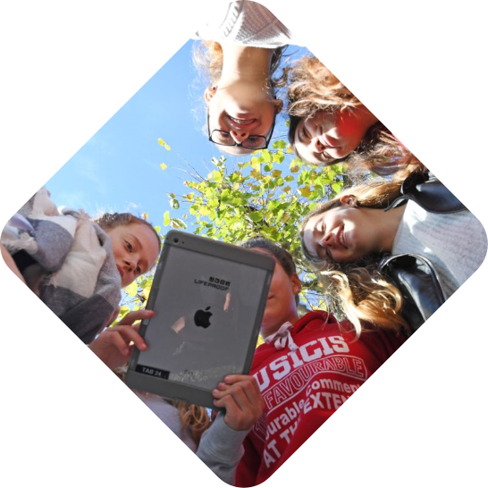 Kinder schauen auf Tablet bei Schulausflug Karlsruhe